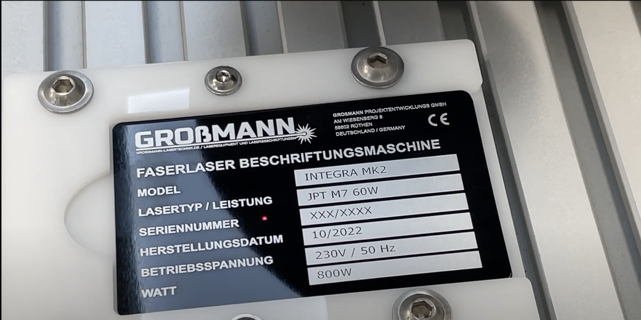 Typenschilder lasergravieren mit Faserlaser