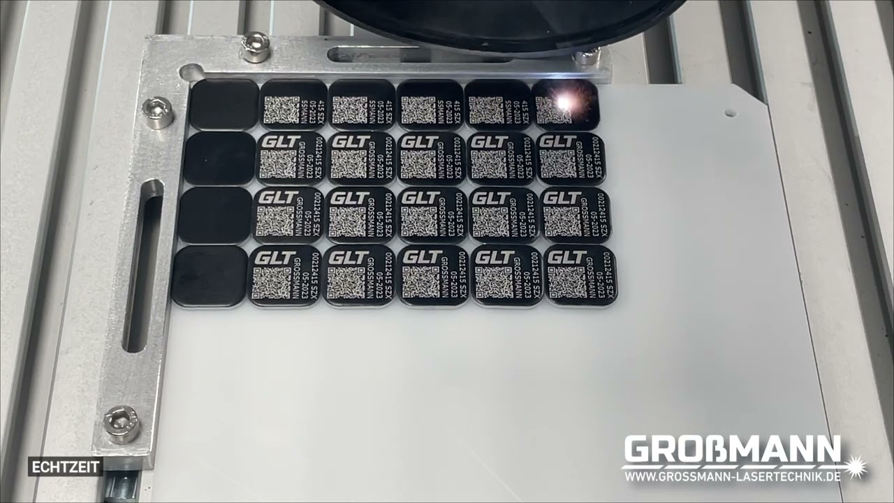 Eloxierte Aluminium Plättchen Lasergravieren mit Faserlaser INTEGRA inkl. QR Code